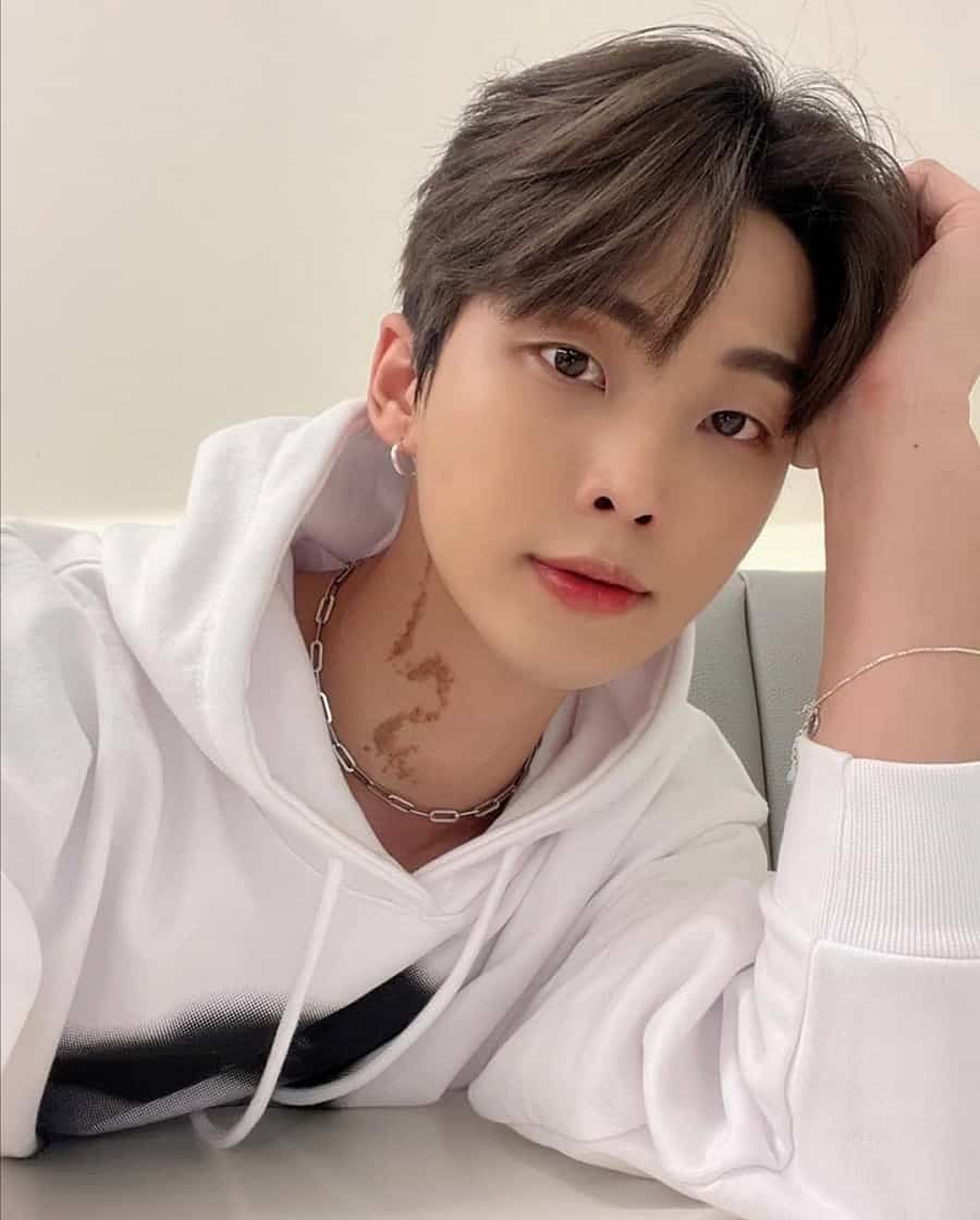 Kiểu tóc nam ngắn rẽ ngôi